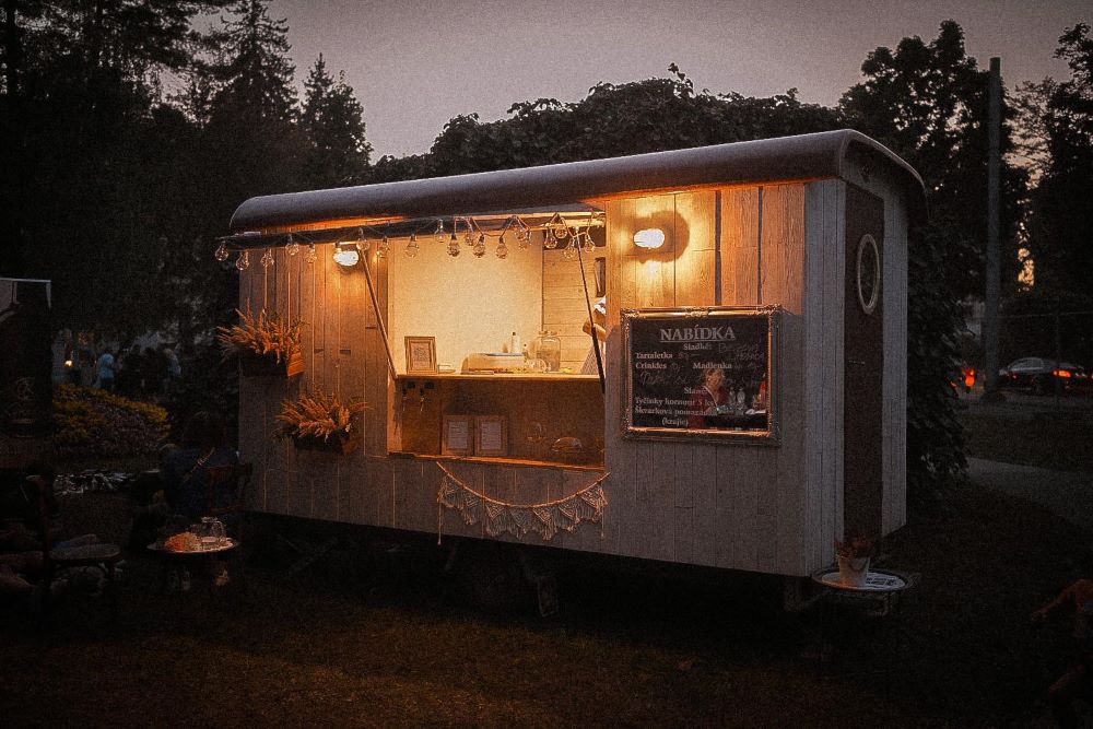 Merrygotka: Stylový bar na&nbsp;kolečkách, který rozjede party i&nbsp;na&nbsp;té nejvzdálenější louce