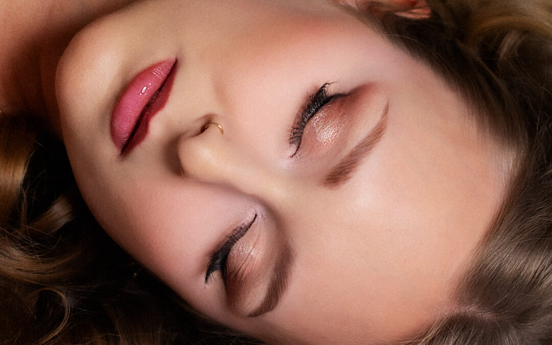 Vizážistka radí: Jak na&nbsp;dokonalý make-up, který vydrží slzy dojetí i&nbsp;noční párty